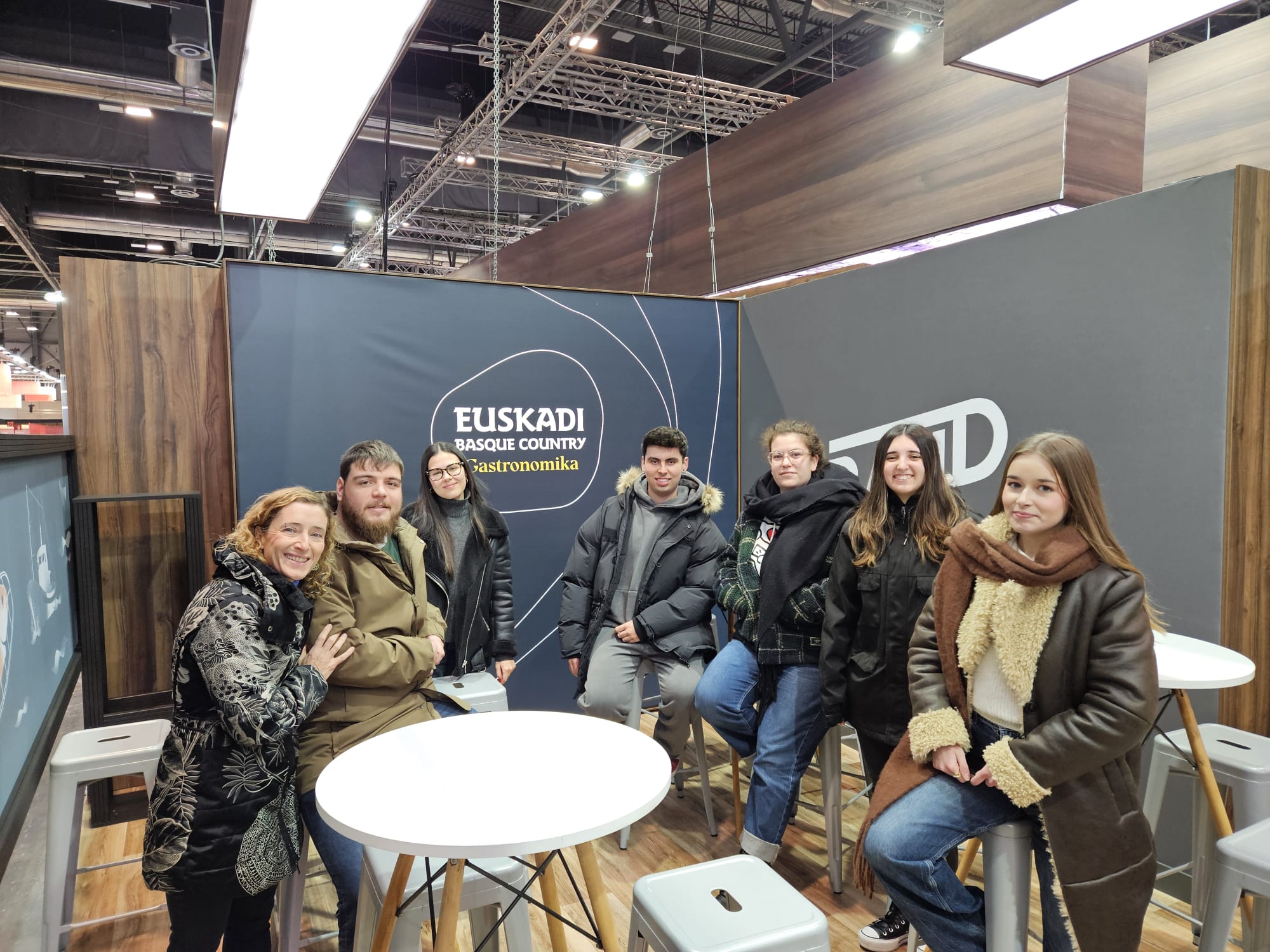 IES Francisco de Vitoria BHIko Turismoko ikasleak Fituren parte hartzen daude