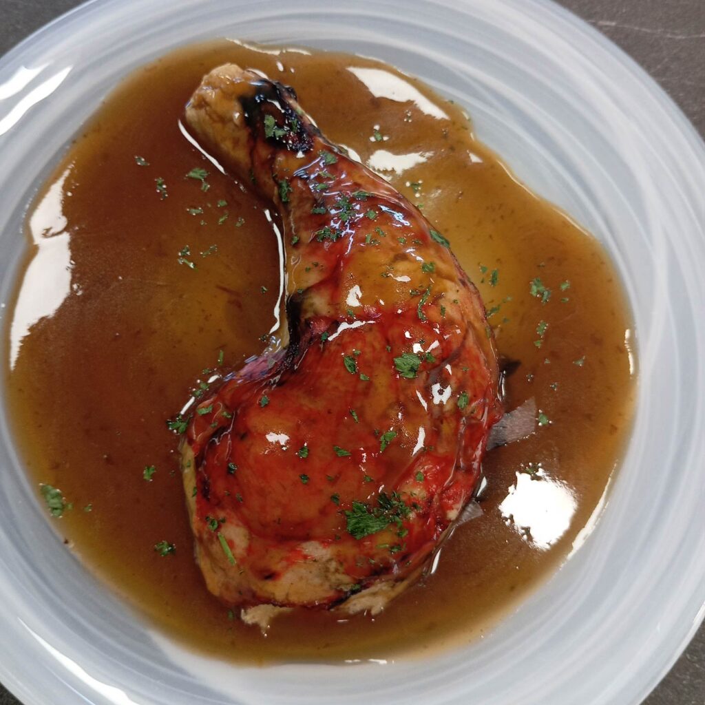 Muslo de pollo asado con su jugo