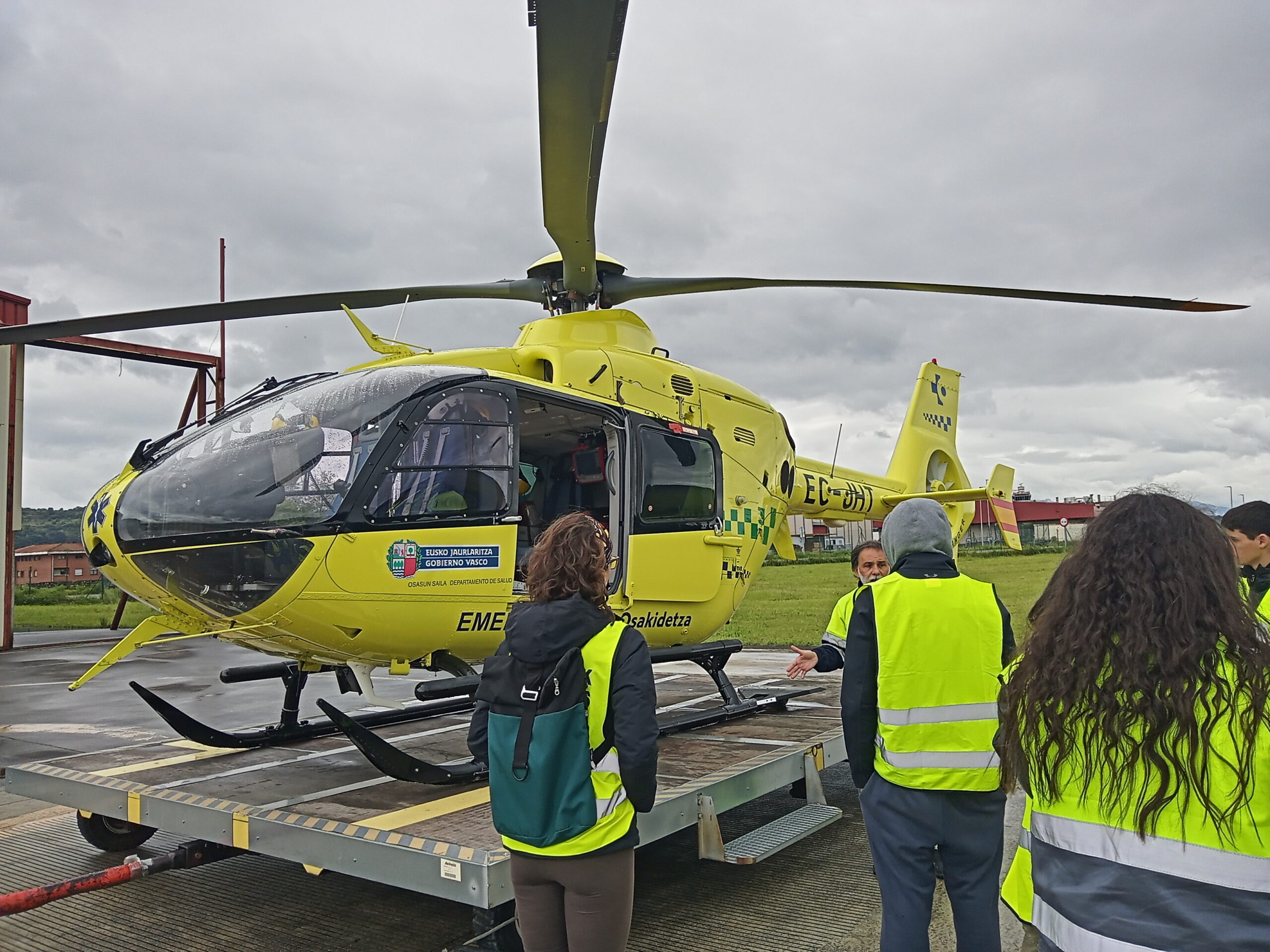 Visita para conocer helicoptero Osakidetza